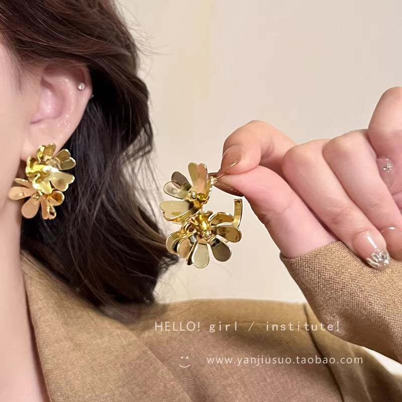 Japanese Style Minimalist Gold Flower Stud Earrings  Dainty Elegant Alloy Floral Statement Jewelry For Women Daily Wear
