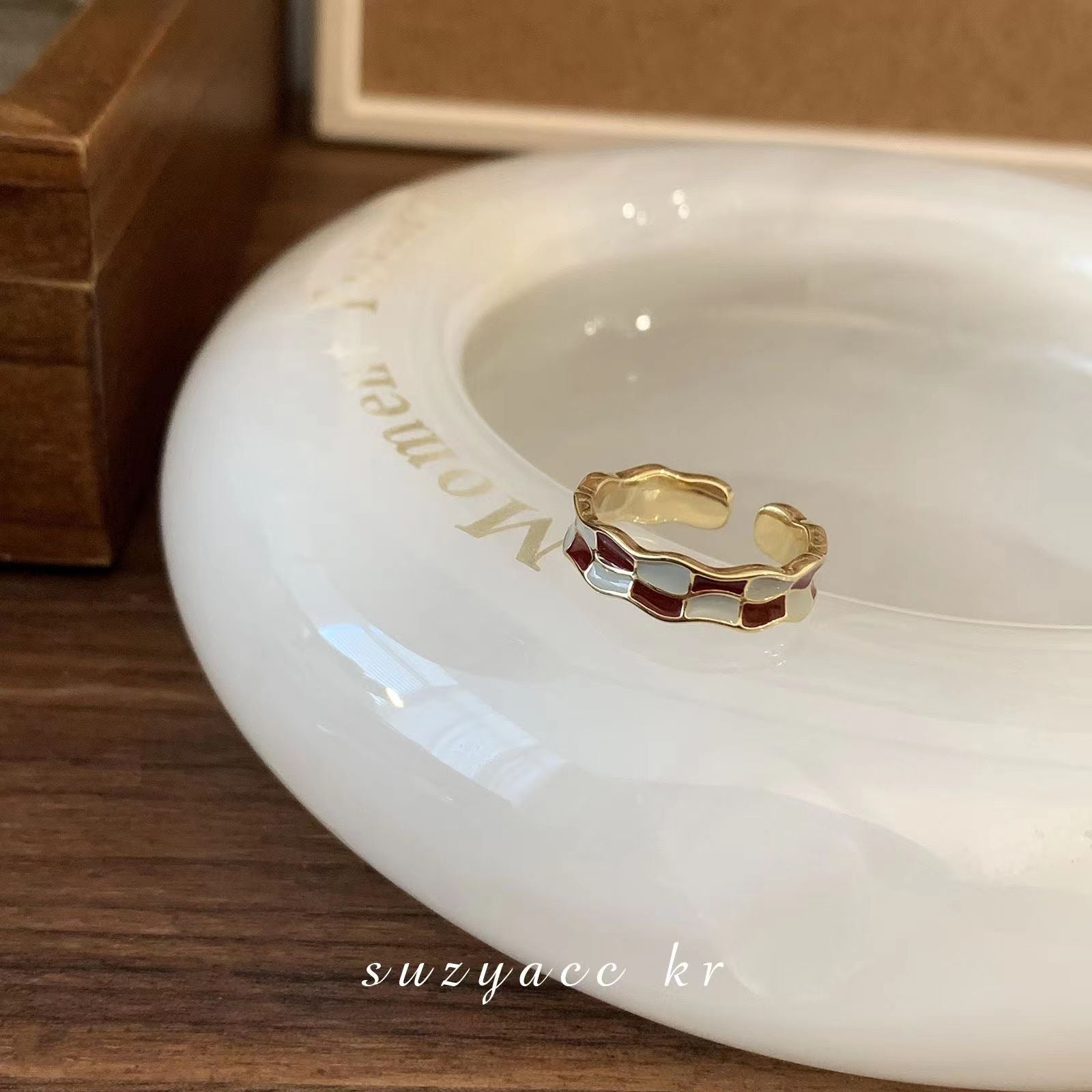 Französischer Vintage Schachbrett Emaille Offener Ring, Luxus Nischendesign Wellenband für Damen
