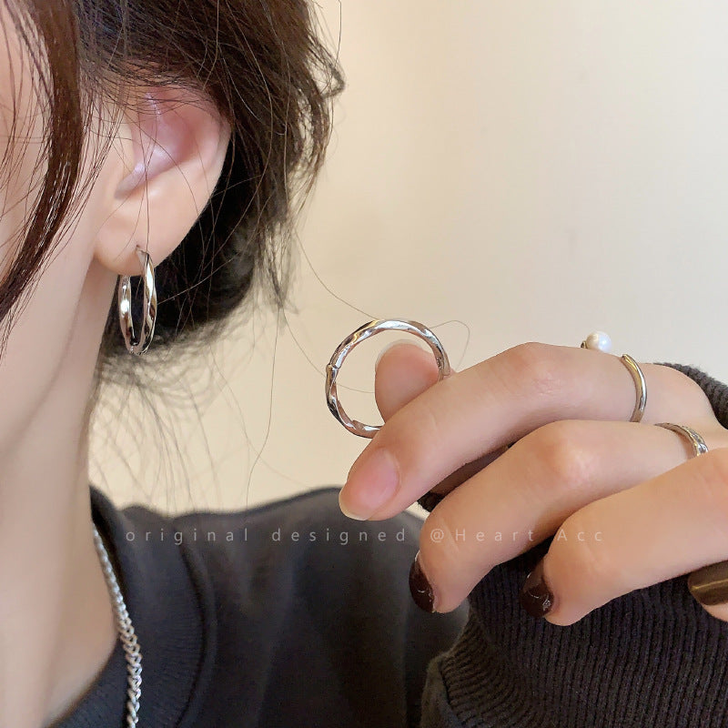 Elegante tropfenförmige Ohrringe mit Zirkonia in See-Blau für Frauen, zierliche silberfarbene Ohrringe mit türkisfarbenen Kristallquasten, luxuriöser minimalistischer Brautschmuck als Geschenk