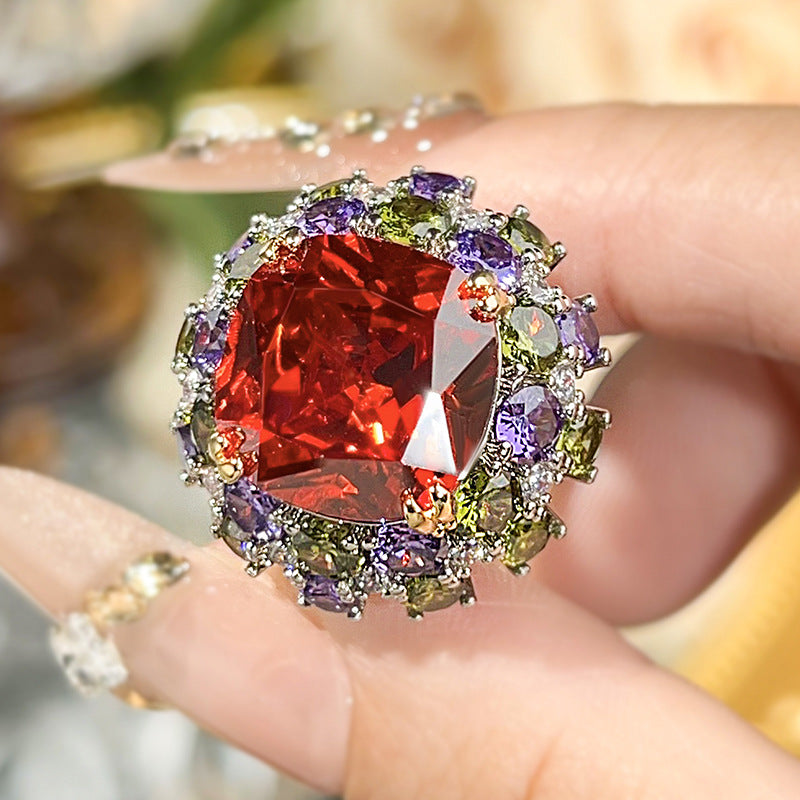 Luxuriöser Ring mit oval geschliffenem simuliertem Smaragd, Statement-Ring für Damen mit vielfarbiger Edelstein-Pavé-Fassung