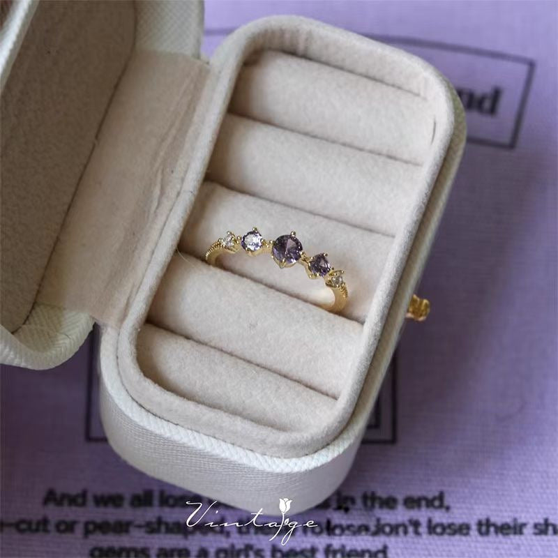 Französischer Vintage-Ring mit lila Zirkon und offener Fassung, eleganter leichter Luxus-Nischenschmuck für Damen
