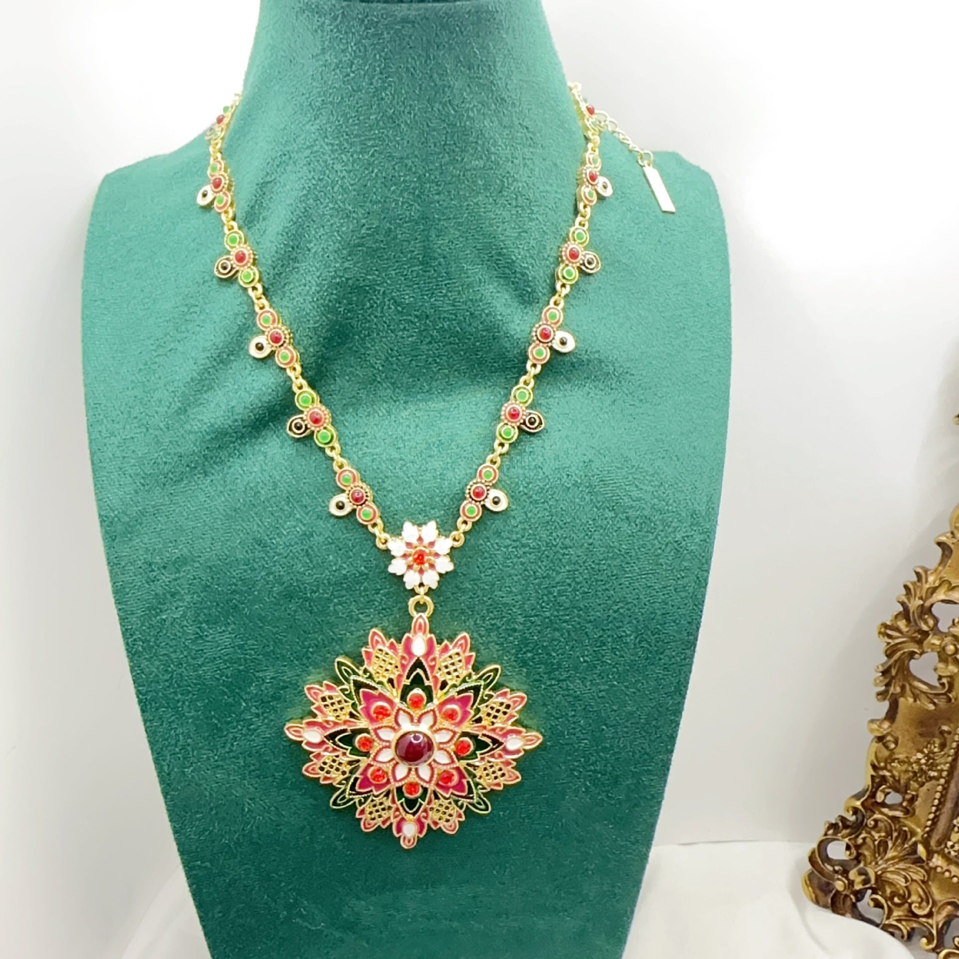 Blumenhalskette und Ohrringe farbig, leichter Luxus, Schmuck im Vintage-Stil