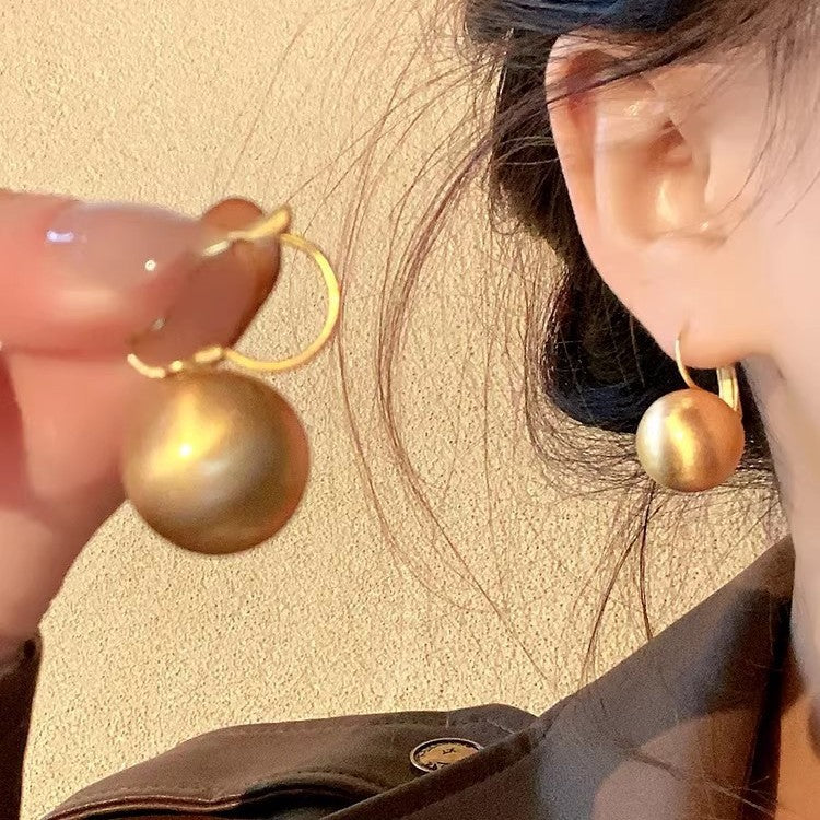 Japanischer minimalistischer Ohrstecker mit Goldblumen, zarter, eleganter floraler Statement-Schmuck aus Legierung für Damen, Alltagskleidung