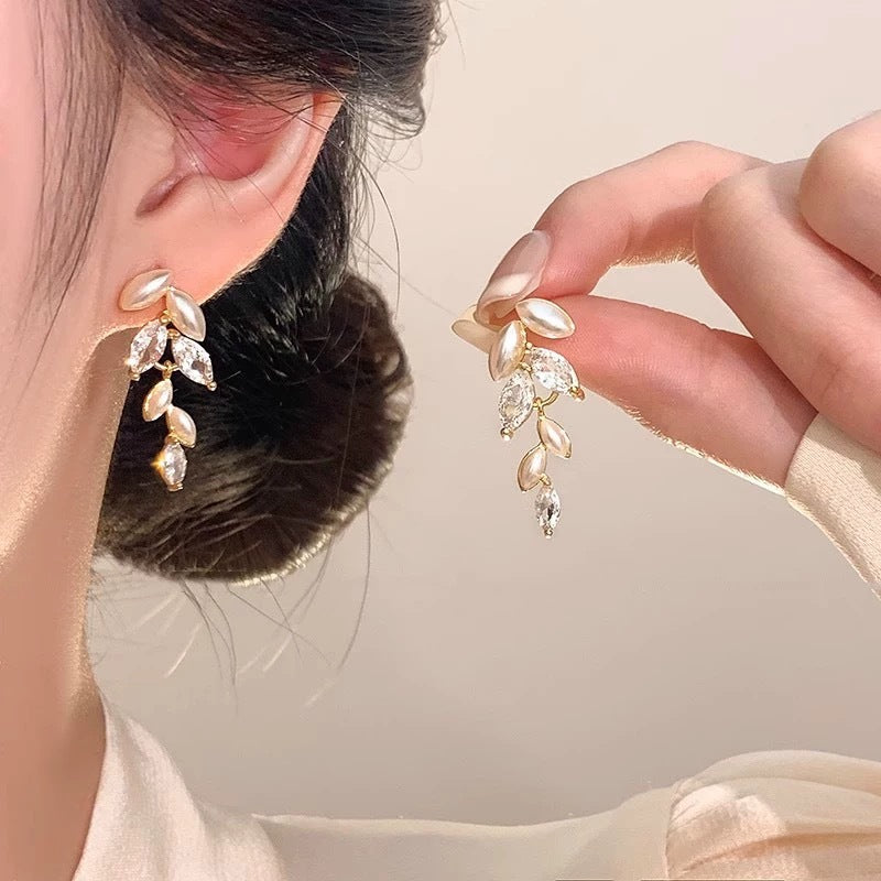 Japanischer minimalistischer Ohrstecker mit Goldblumen, zarter, eleganter floraler Statement-Schmuck aus Legierung für Damen, Alltagskleidung