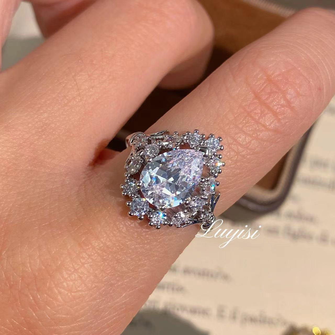 Vintage Luxus Wassertropfen Ring Mitte des Jahrhunderts Verdrehte Blatt Rebe Birnenförmiger Vielseitiger Damen Ehering