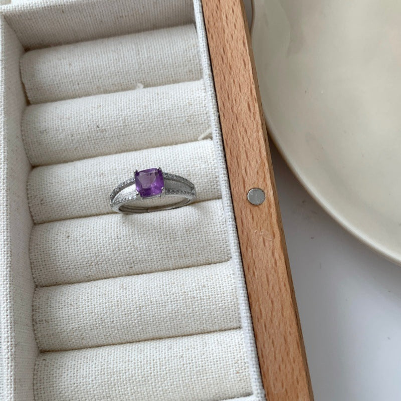 Luxuriöser Multicolor Edelsteinring für Frauen, natürlicher Amethyst mit quadratischem Band, mikro-eingesetzter Zirkonia im High-End-Stil