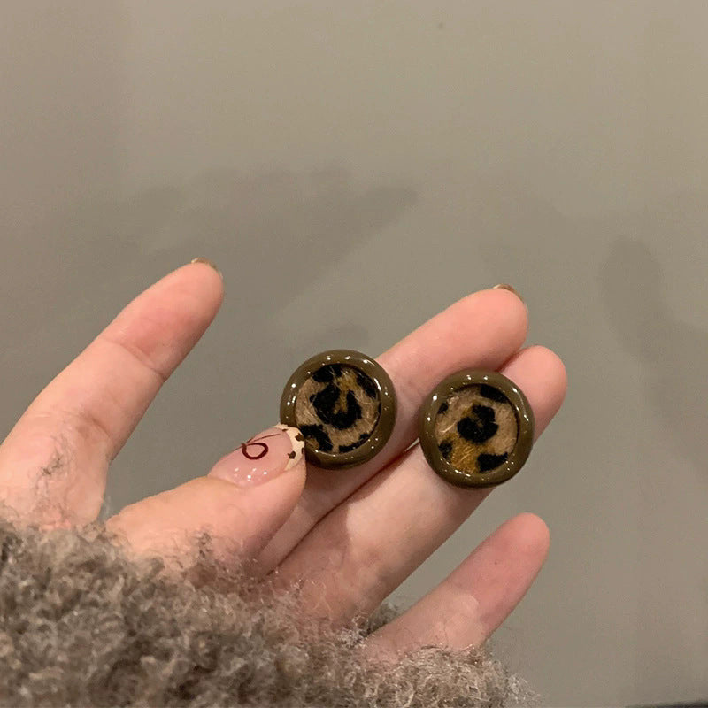 Japanischer minimalistischer Ohrstecker mit Goldblumen, zarter, eleganter floraler Statement-Schmuck aus Legierung für Damen, Alltagskleidung
