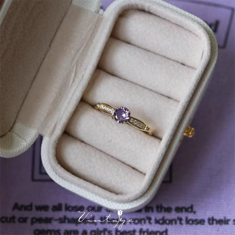 Französischer Vintage-Ring mit lila Zirkon und offener Fassung, eleganter leichter Luxus-Nischenschmuck für Damen