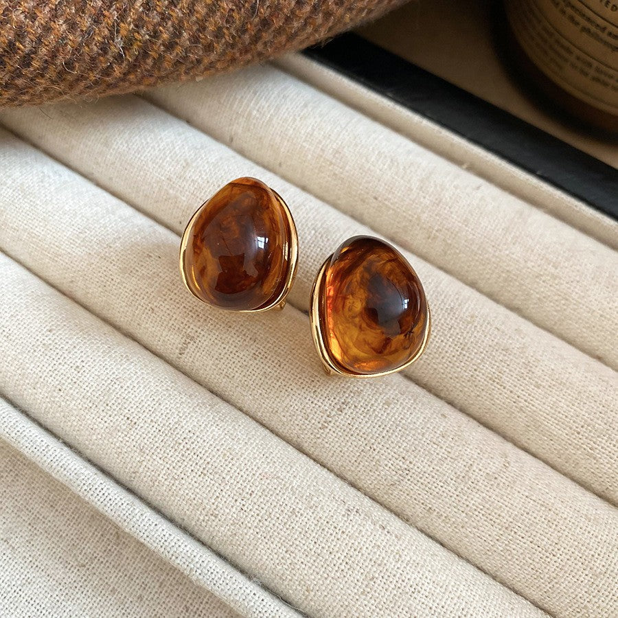 Vintage Bernsteinfarbene Harz-Goldohrstecker für Damen, unregelmäßige quadratische Harz- und Goldfarbene Knopf-Ohrringe, 2026 Maillard Stil, leichter Modeschmuck