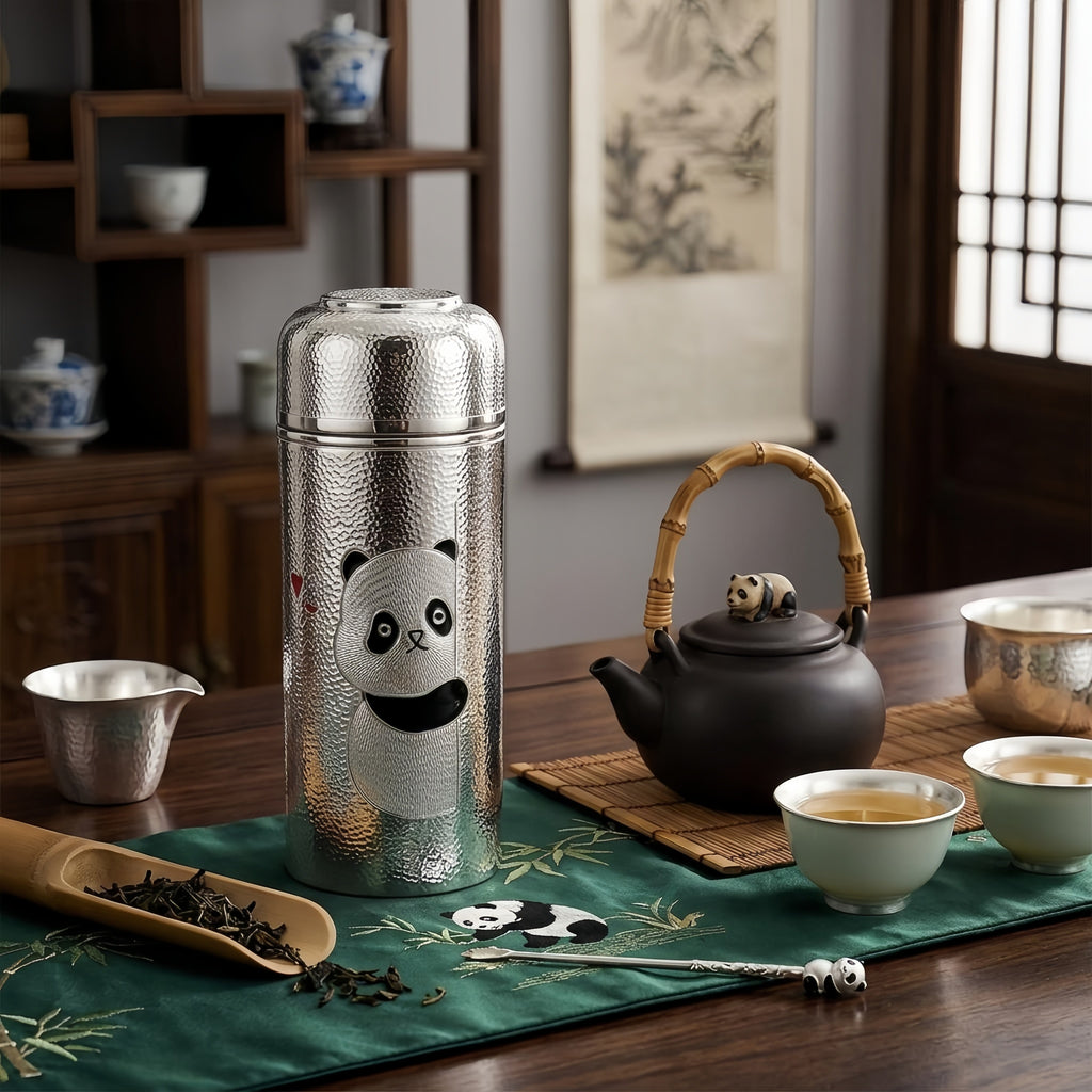 Vakuumflasche aus 925er Sterlingsilber, kunstvoll gehämmert, mit niedlichem, hervorlugendem Panda-Motiv – Handarbeit