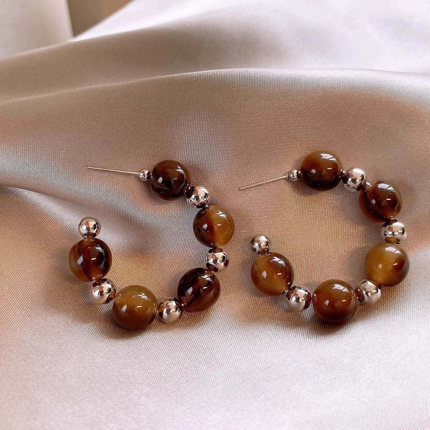 Vintage Ohrringe mit Achatperlen in Schildpatt-Optik für Damen, zierliche C-Hoop-Ohrringe mit silberfarbenen Bernsteinharzperlen, luxuriöser minimalistischer Herbst-Winter-Schmuck als Geschenk