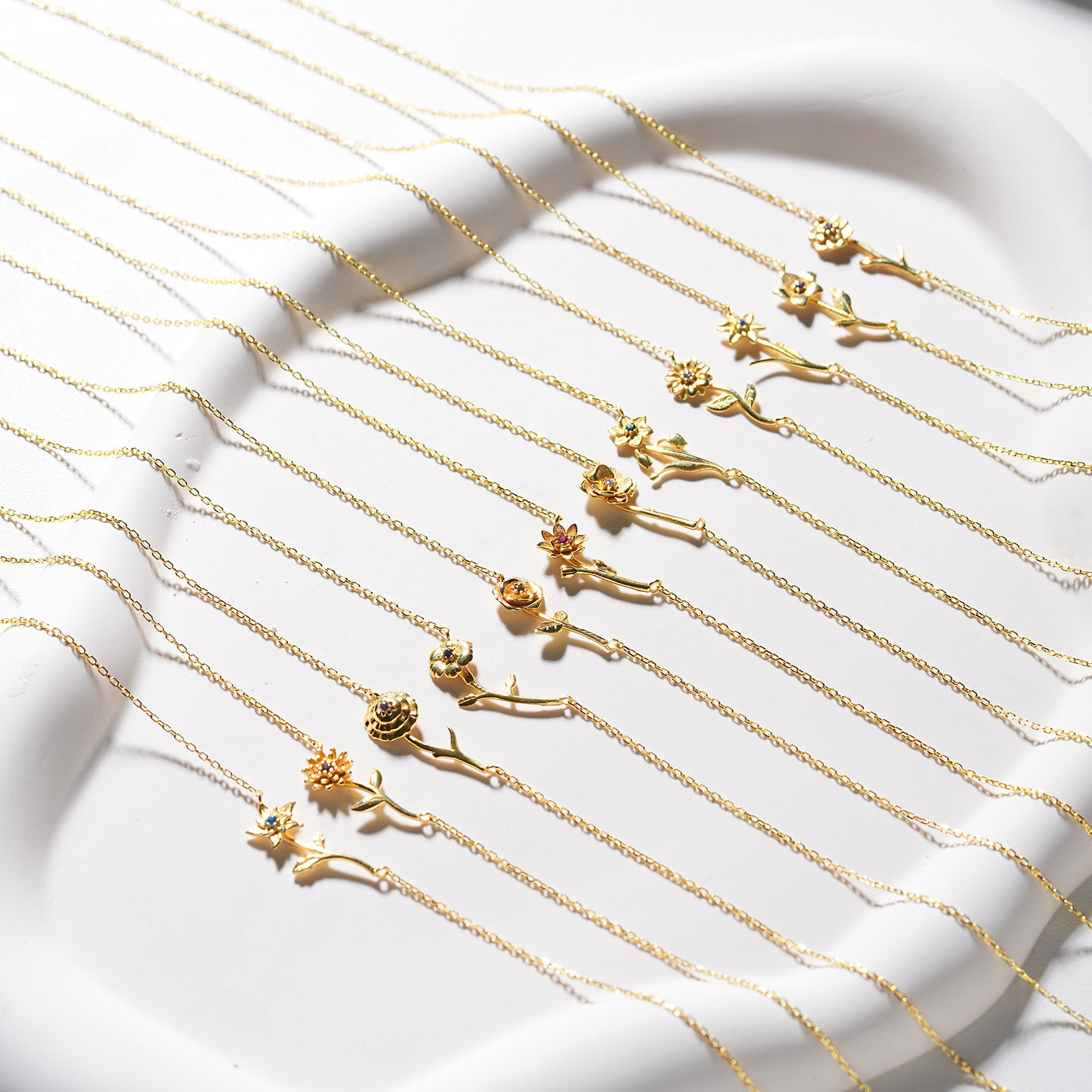 Three-dimensional Decoration Flower Pendant Necklace Gold-plated Sweater Chain