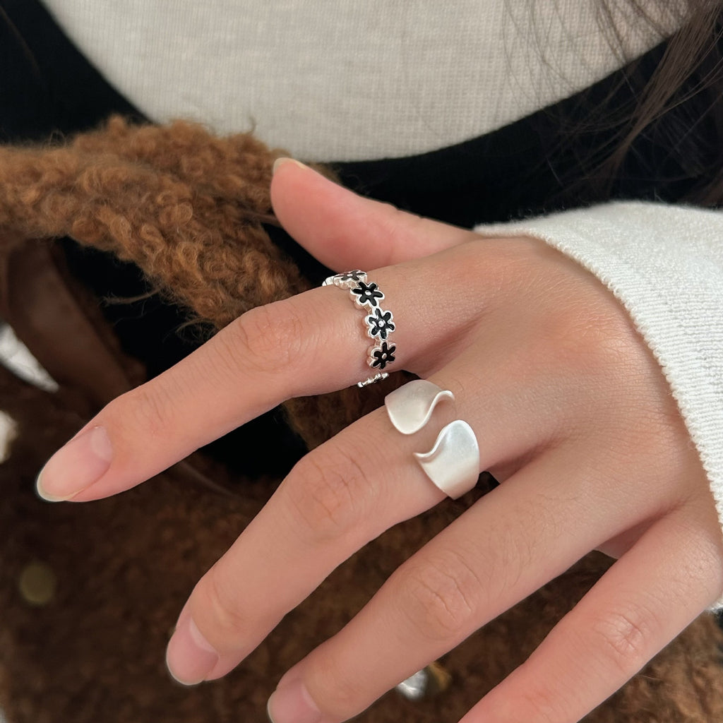 S925 Sterling Silber Nischen-Schwarzblumenring für Damen, kühler, mattierter, unregelmäßiger Design-Ton, zarter und vielseitiger minimalistischer Zeigefingerring