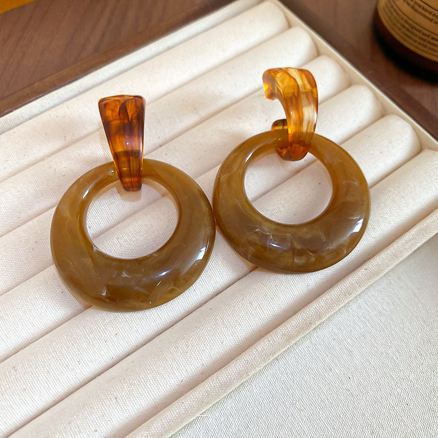 Handgemachte Maillard-Ästhetik-Ohrringe, unregelmäßige quadratische Ohrstecker aus Bernsteinharz mit goldfarbenem Rand, einzigartiger Retro-Knopfschmuck, Geschenk für sie
