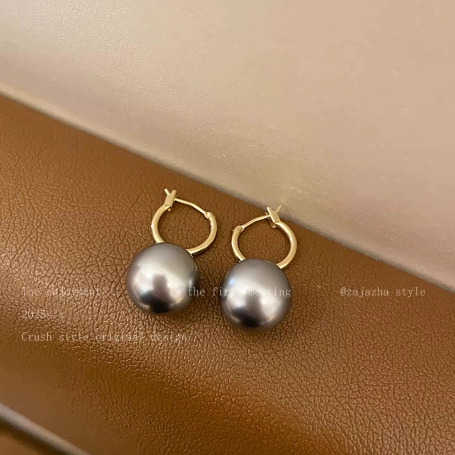 Vintage Ohrringe mit Achatperlen in Schildpatt-Optik für Damen, zierliche C-Hoop-Ohrringe mit silberfarbenen Bernsteinharzperlen, luxuriöser minimalistischer Herbst-Winter-Schmuck als Geschenk