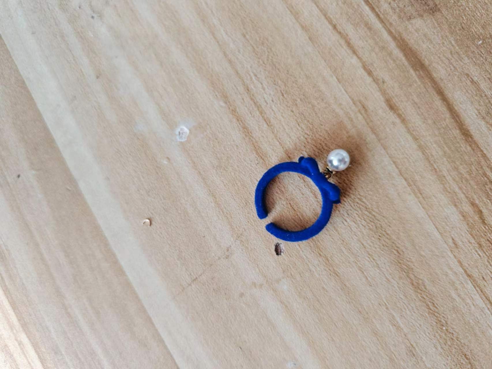 Vintage schwarzer beflockter Schleifen-Perlenanhänger offener Ring, französischer eleganter Nischen-Design verstellbarer Fingerring
