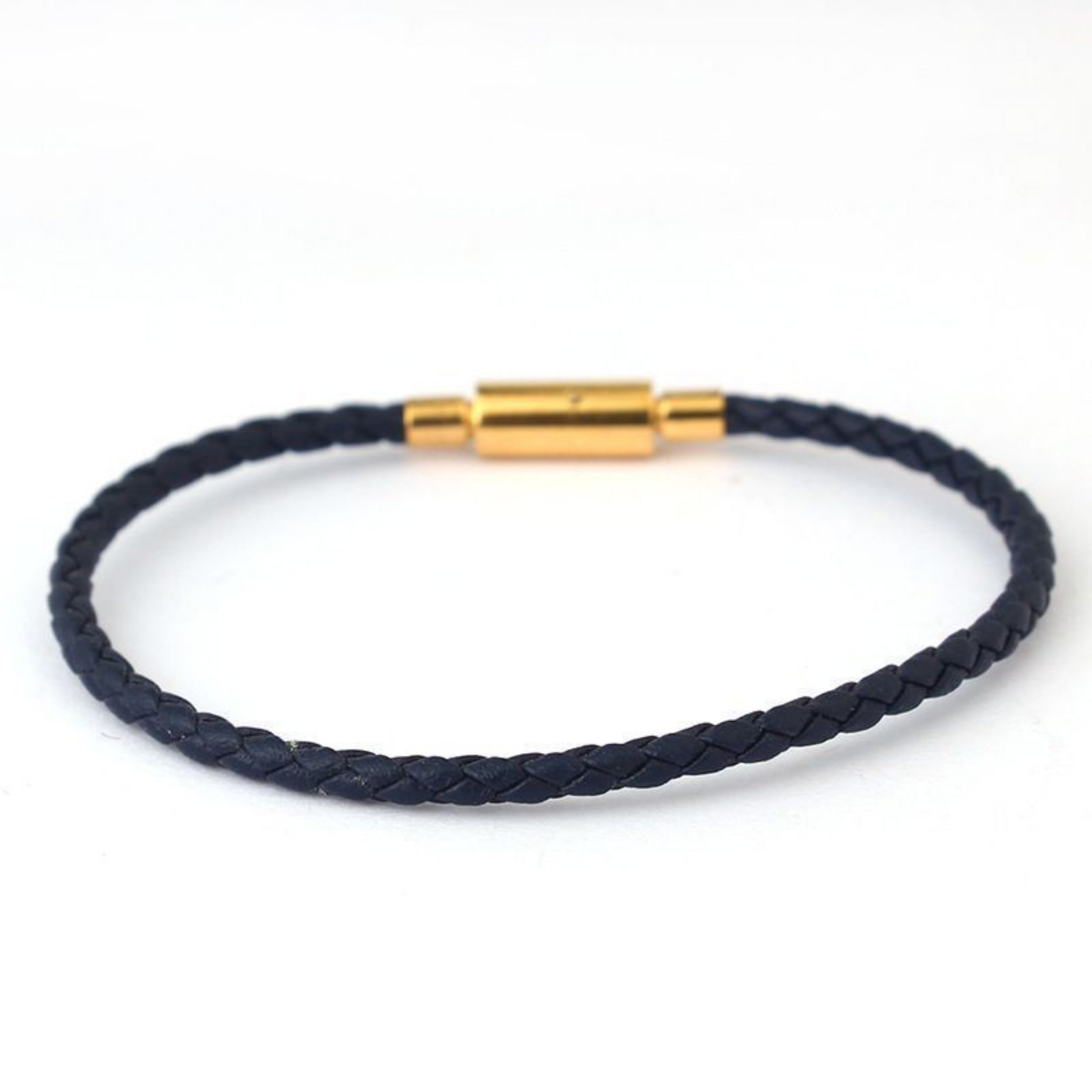 3,0mm Edelstahl-Lederarmband mit einfacher Schnalle und verschleißfester Kantenveredelung.