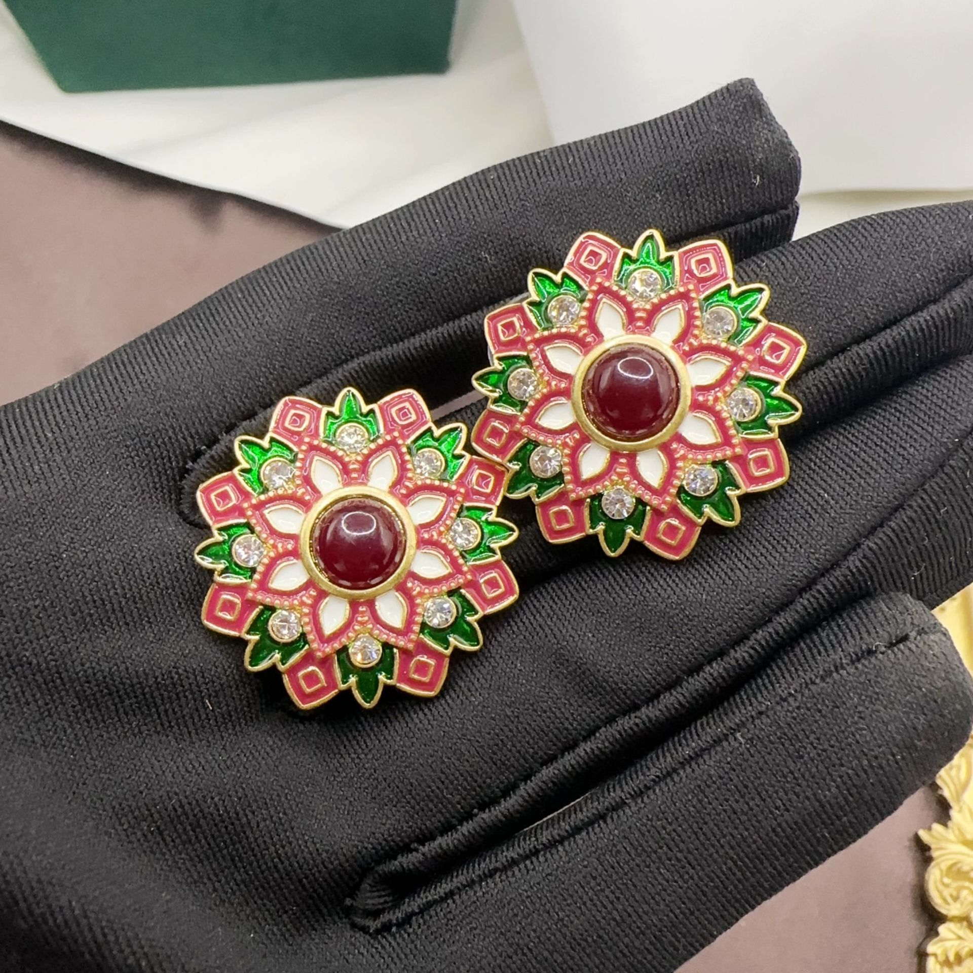 Blumenhalskette und Ohrringe farbig, leichter Luxus, Schmuck im Vintage-Stil