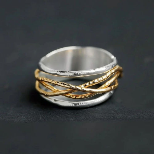 Anillo retorcido de oro y plata en contraste, ideal para el día a día