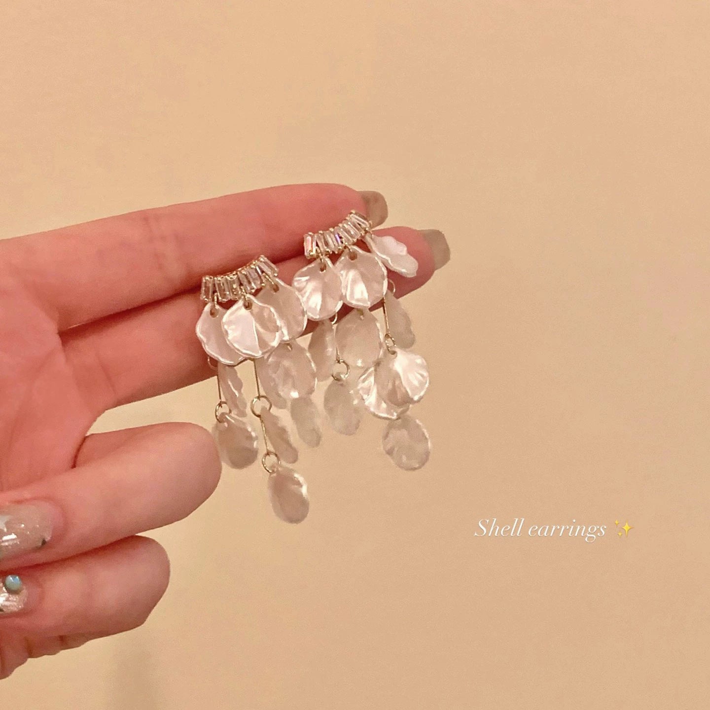 Elegante Perlenblumen-Ohrstecker mit Zirkonia für Frauen, zierliche roségoldbeschichtete Emaille-Blumen-Perlenohrringe, luxuriöser minimalistischer Brautschmuck als Geschenk