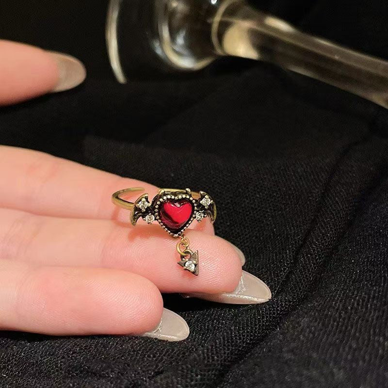 Gotischer Teufelsherz-Ring, Vintage Gold Fledermausflügel Roter Edelstein Offener Band, Dunkelromantischer Statement-Ring für Frauen