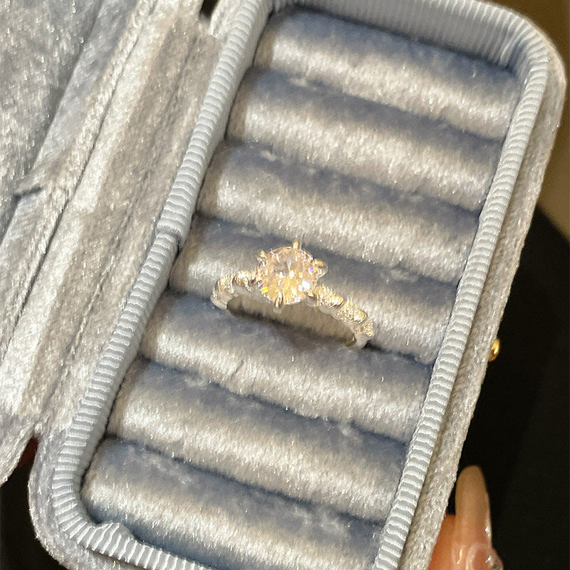 2026 Neuer High-End Funkelnder Zirkon Gebürsteter Offener Ring für Damen, Leichter Luxus Nischen-Zeigefingerring