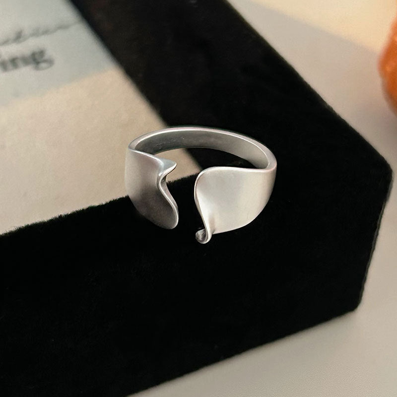 S925 Sterling Silber Nischen-Schwarzblumenring für Damen, kühler, mattierter, unregelmäßiger Design-Ton, zarter und vielseitiger minimalistischer Zeigefingerring