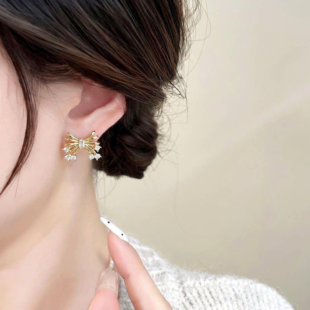 Minimalistische High-End-Schmetterlingssteckerohrringe