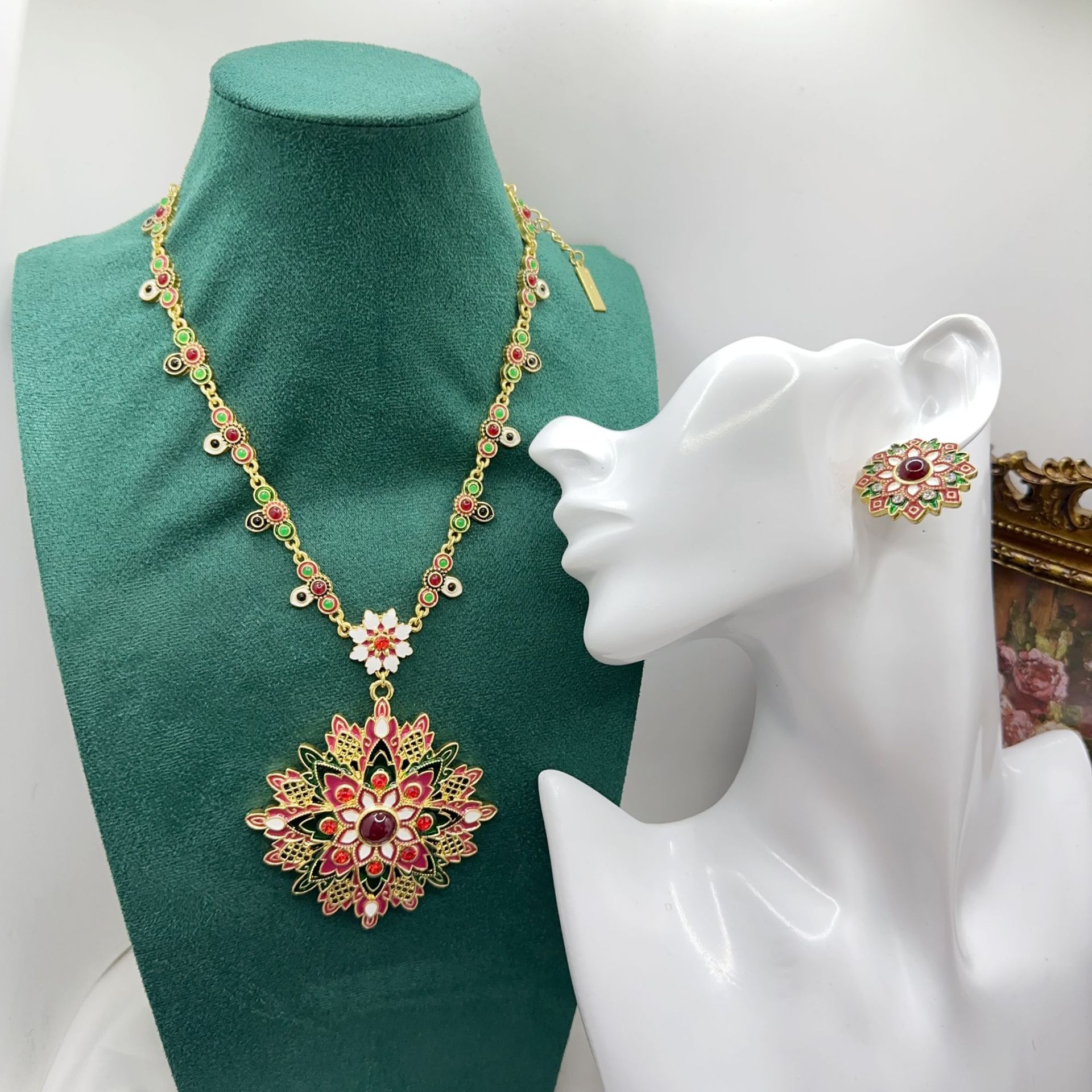 Blumenhalskette und Ohrringe farbig, leichter Luxus, Schmuck im Vintage-Stil