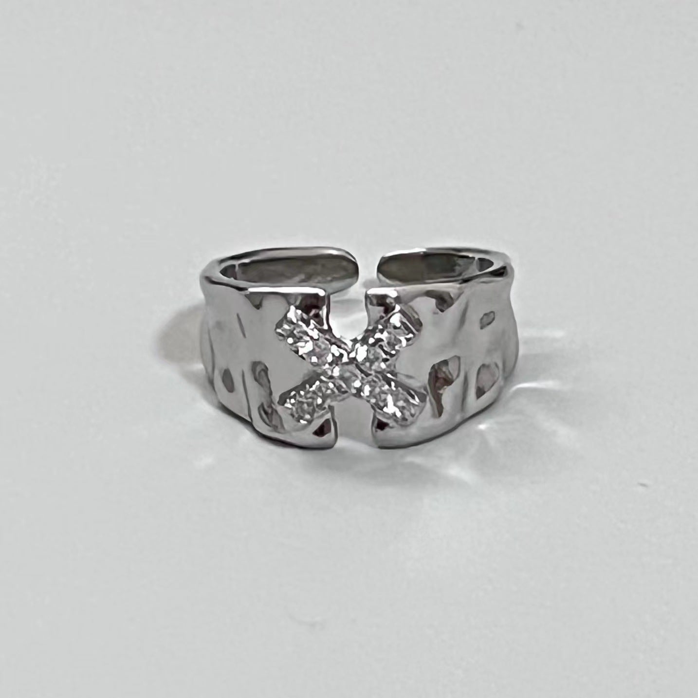 Nischen-Design-Paarringe, koreanischer INS-Stil, Zirkonia-besetzter Buchstaben-Strukturring, modischer Persönlichkeitsring für Männer
