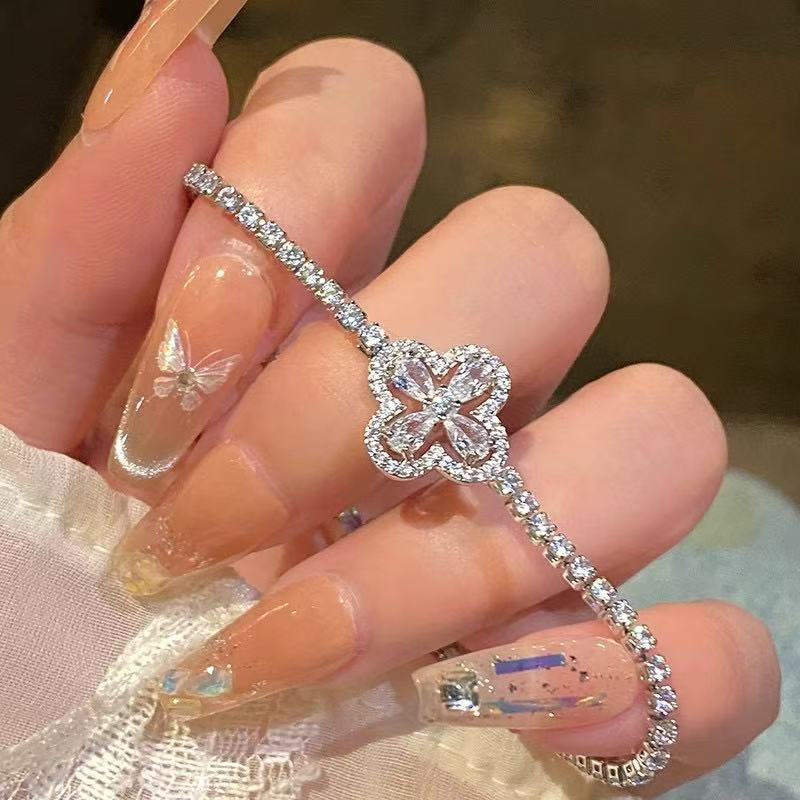 Wind Super Sparkling Vollkristall-Kleeblatt-Armband für Damen