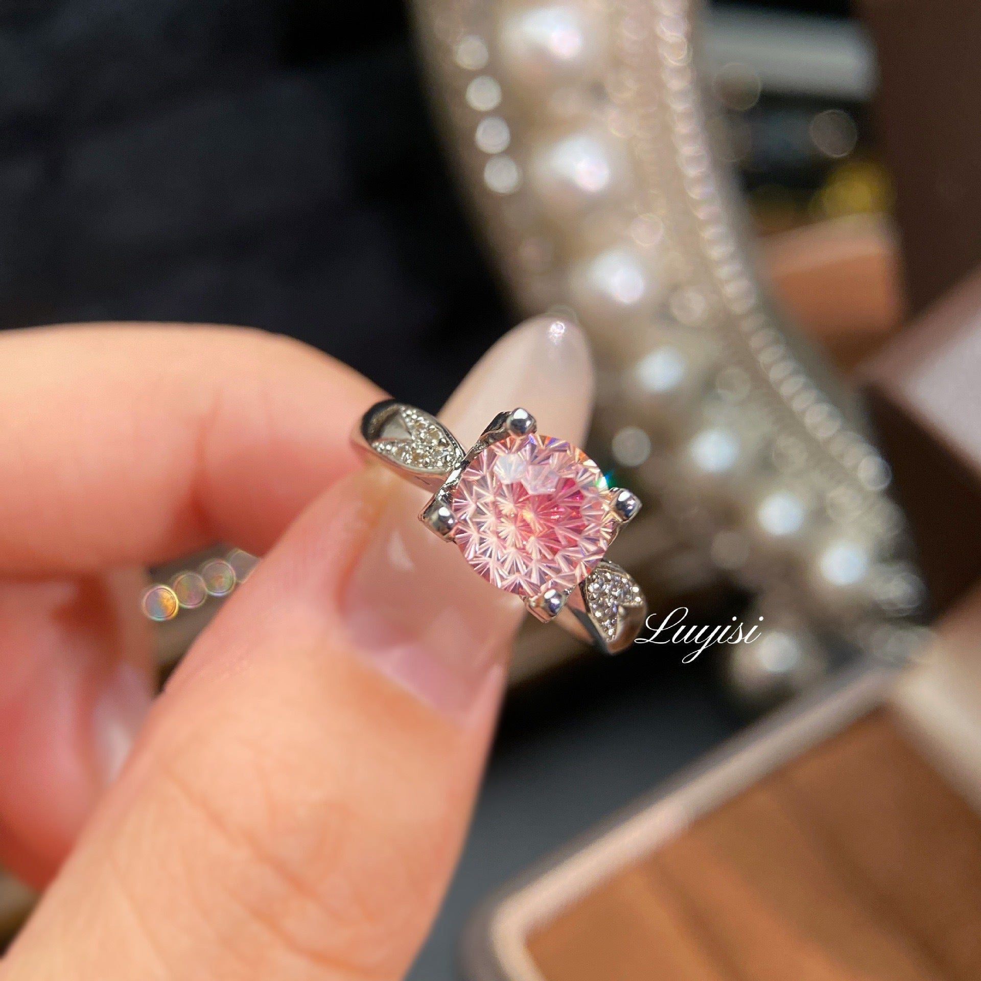 Luxus glänzender Paraiba Feuerwerk Schliff Ring für Frauen, hochkohlenstoffhaltiger Diamant Schwalbenschwanz-Stierkopf-Fassung Verlobungsring