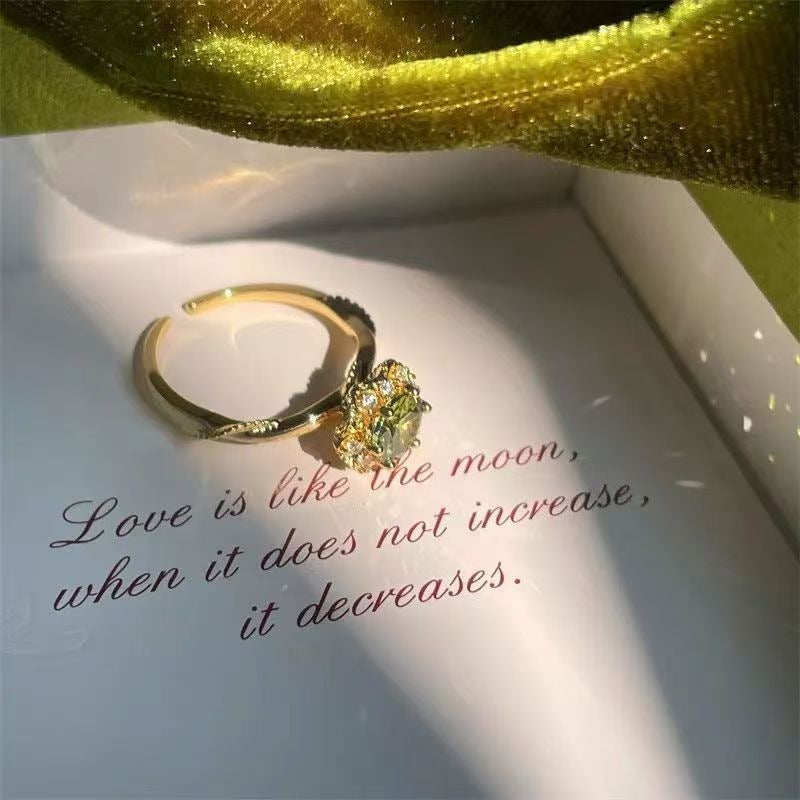 Französischer Retro olivgrüner Zirkonring für Damen, elegant, leicht luxuriös, exquisite Nischen-High-End-Ring, offen