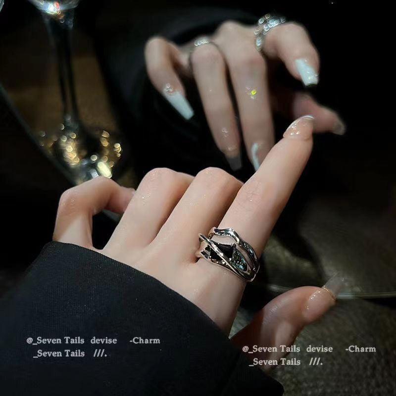 Unregelmäßiger schwarzer Zirkonring im Nischen-Design, verstellbarer offener Ring im Dark-Punk-Stil für Herren und Damen