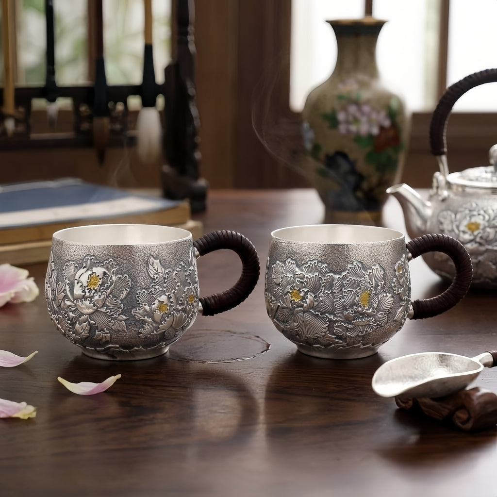 Reine 999 Feinsilber Elegante handgefertigte Teetassen aus Silber mit detailliertem Pfingstrosenrelief und traditionellen geflochtenen Griffen – Handarbeit