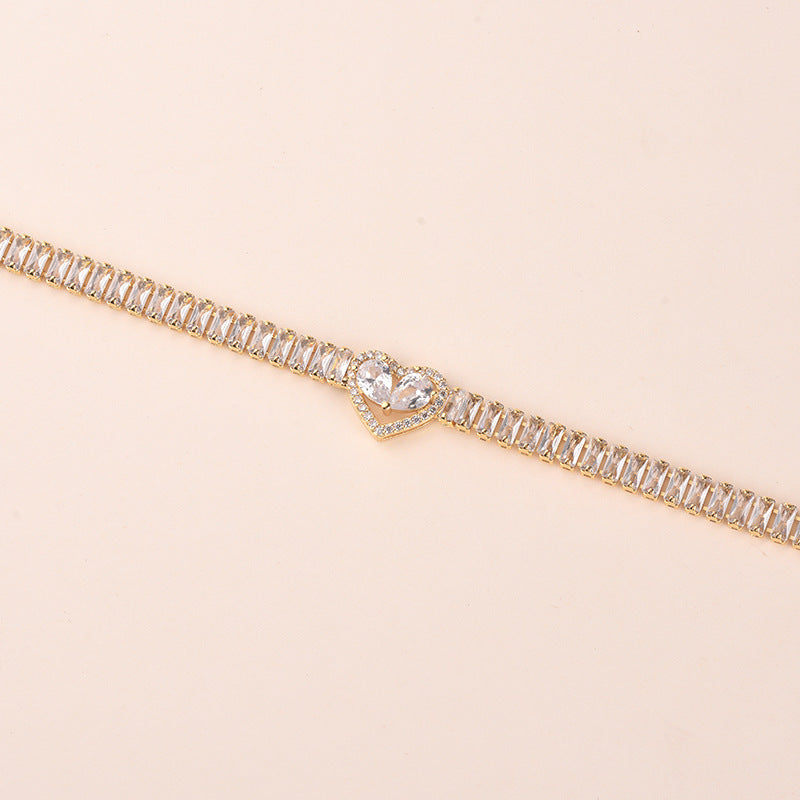 Goldfarbenes herzförmiges Armband mit Diamanten, leichte Luxusqualität, handgefertigtes Herz-Design