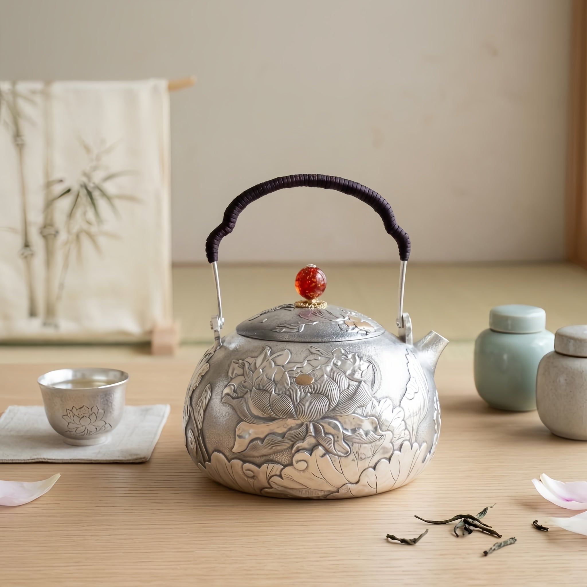 Reine 999er Feinsilber, exquisite, handgravierte Silberteekanne mit aufwendigem Lotusrelief und rotem Knauf – Handarbeit