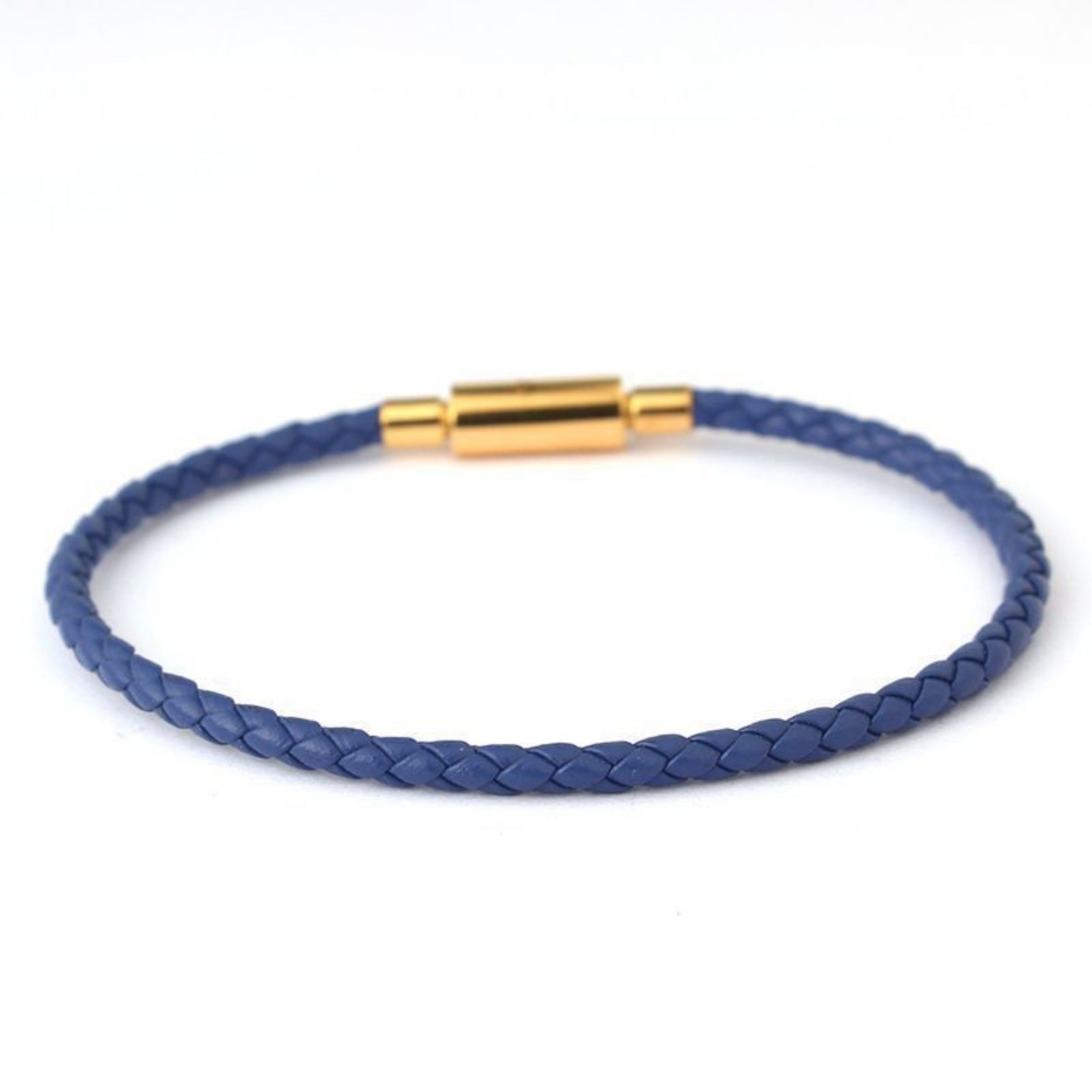 3,0mm Edelstahl-Lederarmband mit einfacher Schnalle und verschleißfester Kantenveredelung.