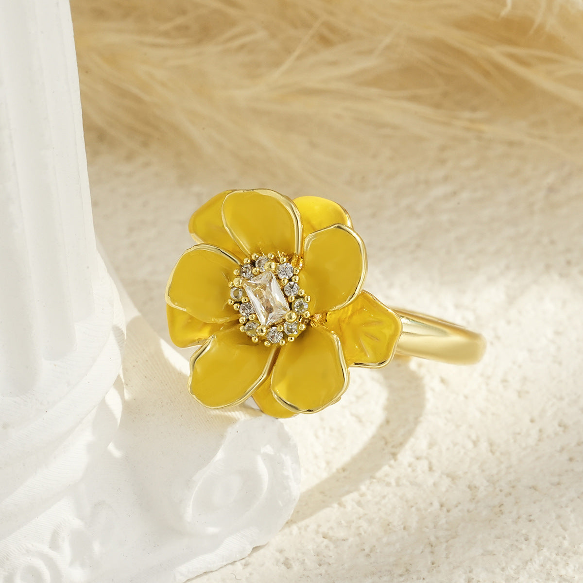 Drehbarer blumenförmiger vergoldeter Ring
