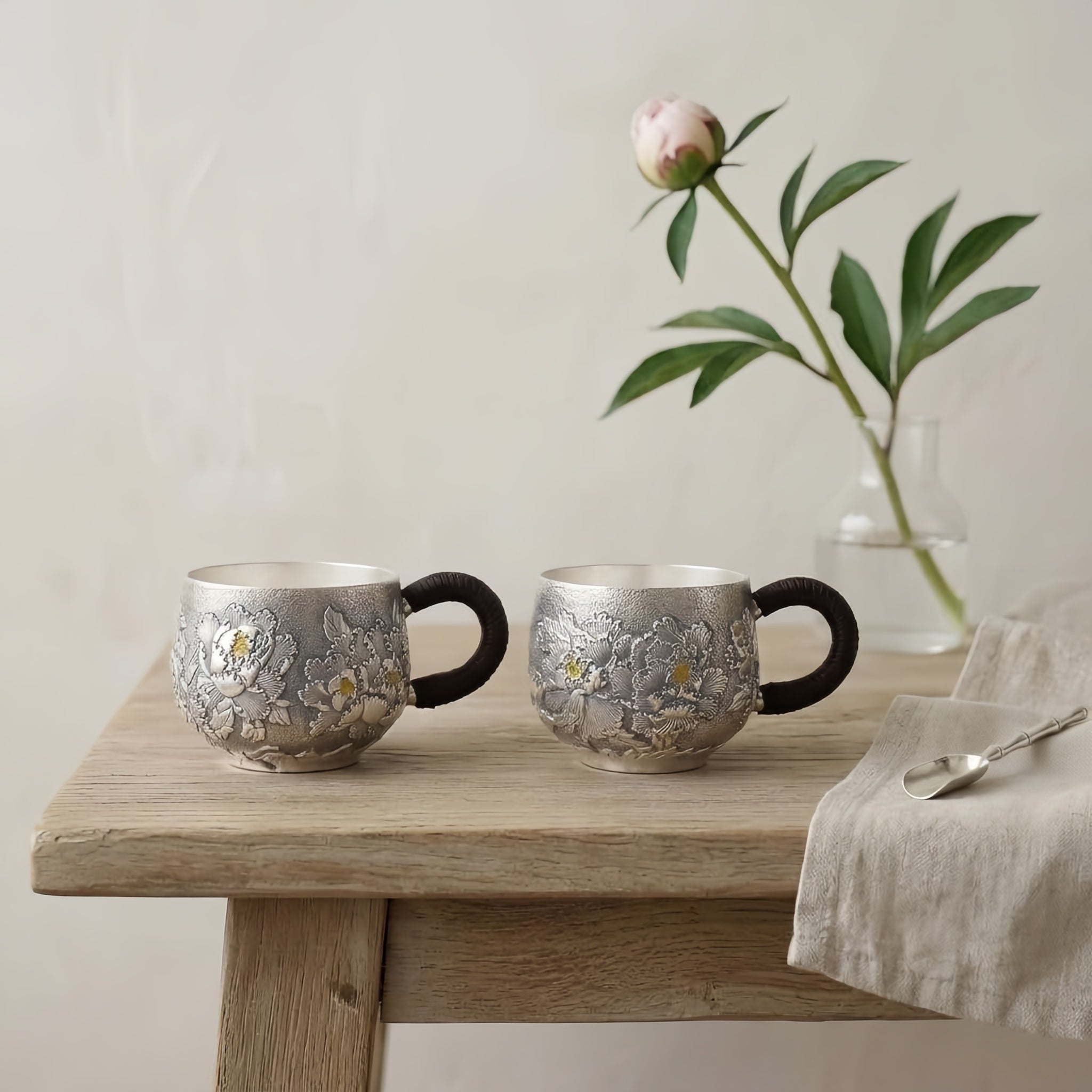 Reine 999 Feinsilber Elegante handgefertigte Teetassen aus Silber mit detailliertem Pfingstrosenrelief und traditionellen geflochtenen Griffen – Handarbeit
