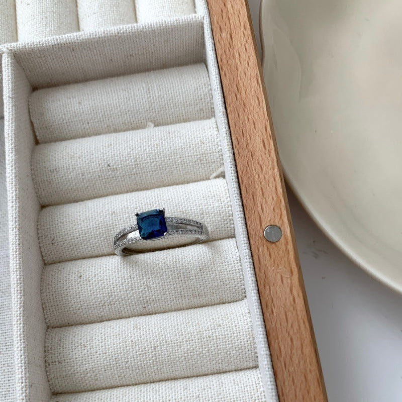 Luxuriöser Multicolor Edelsteinring für Frauen, natürlicher Amethyst mit quadratischem Band, mikro-eingesetzter Zirkonia im High-End-Stil