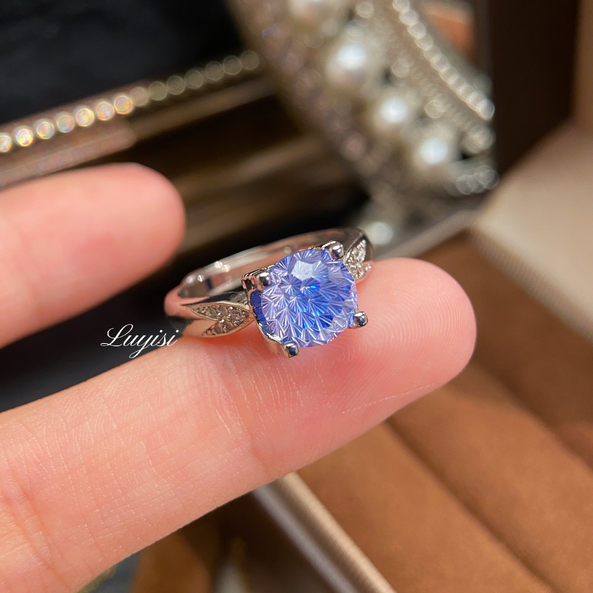 Luxus glänzender Paraiba Feuerwerk Schliff Ring für Frauen, hochkohlenstoffhaltiger Diamant Schwalbenschwanz-Stierkopf-Fassung Verlobungsring