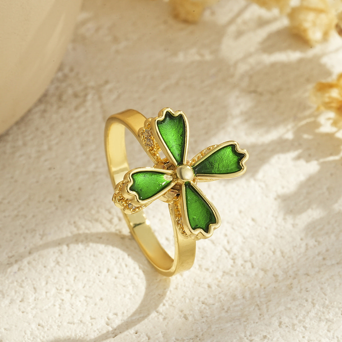 Drehbarer blumenförmiger vergoldeter Ring
