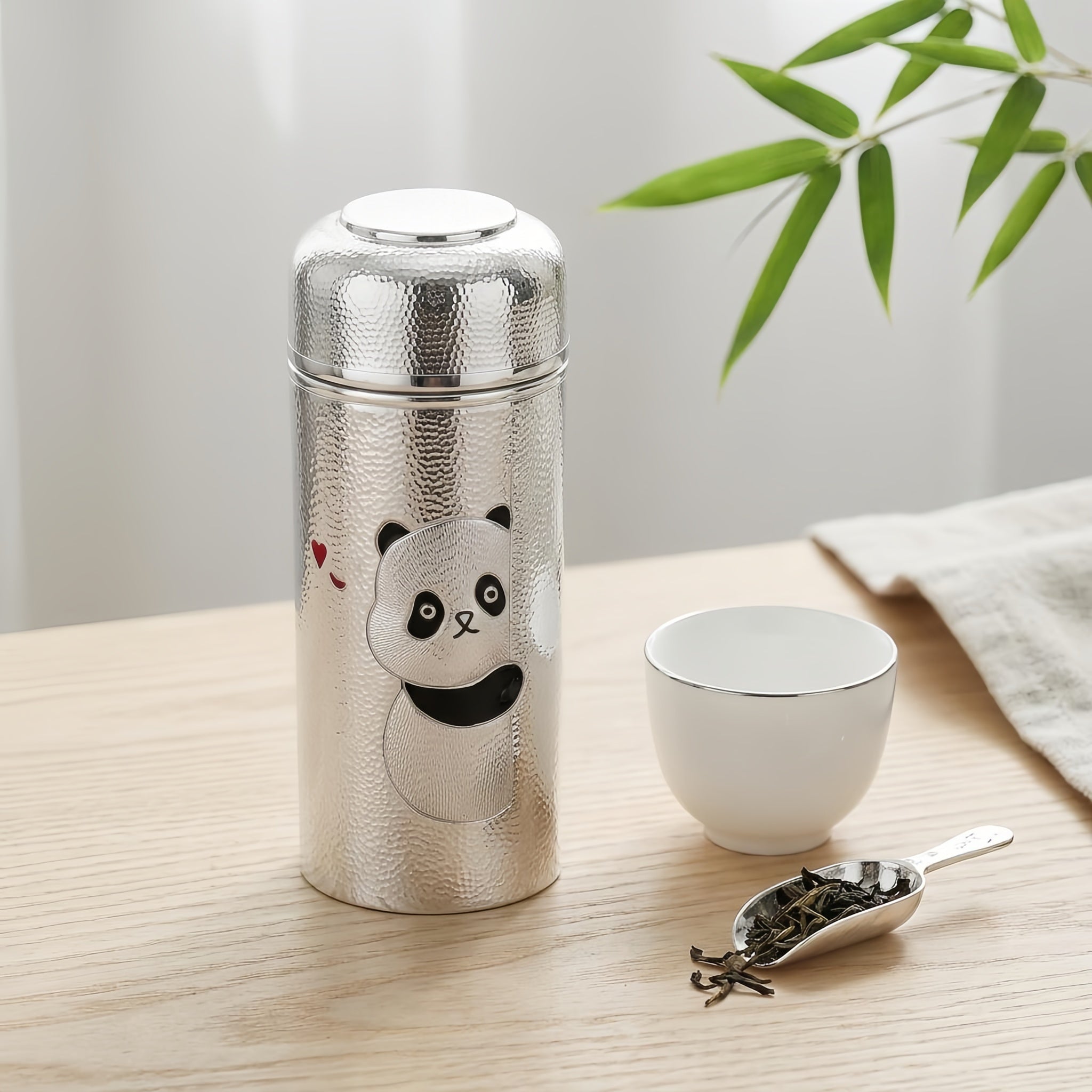 Vakuumflasche aus 925er Sterlingsilber, kunstvoll gehämmert, mit niedlichem, hervorlugendem Panda-Motiv – Handarbeit