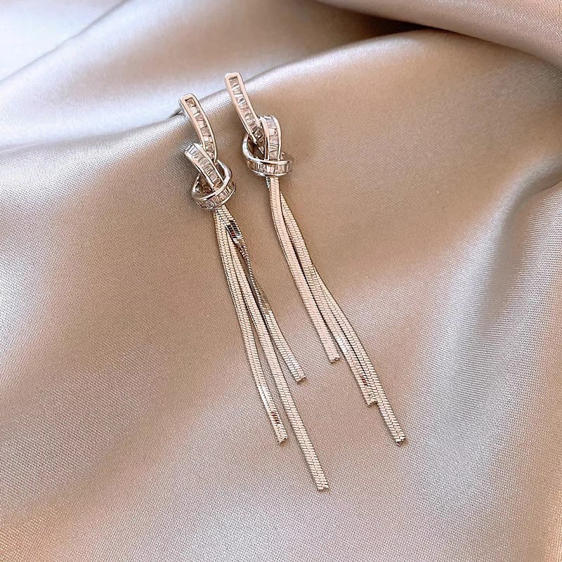 Elegante Knoten CZ Quastenohrringe für Frauen, zarte silberfarbene Zirkonia Schlangenkette Quastenohrringe, luxuriöser minimalistischer Party-Schmuck Geschenk