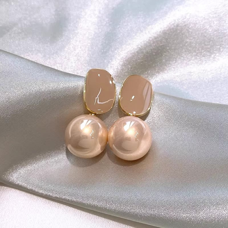 Elegante Ohrringe mit Perlenanhängern in Nude-Rosa-Emaille für Damen, zierliche, vergoldete Vintage-Ohrhänger, luxuriöser, minimalistischer Brautschmuck für den Alltag