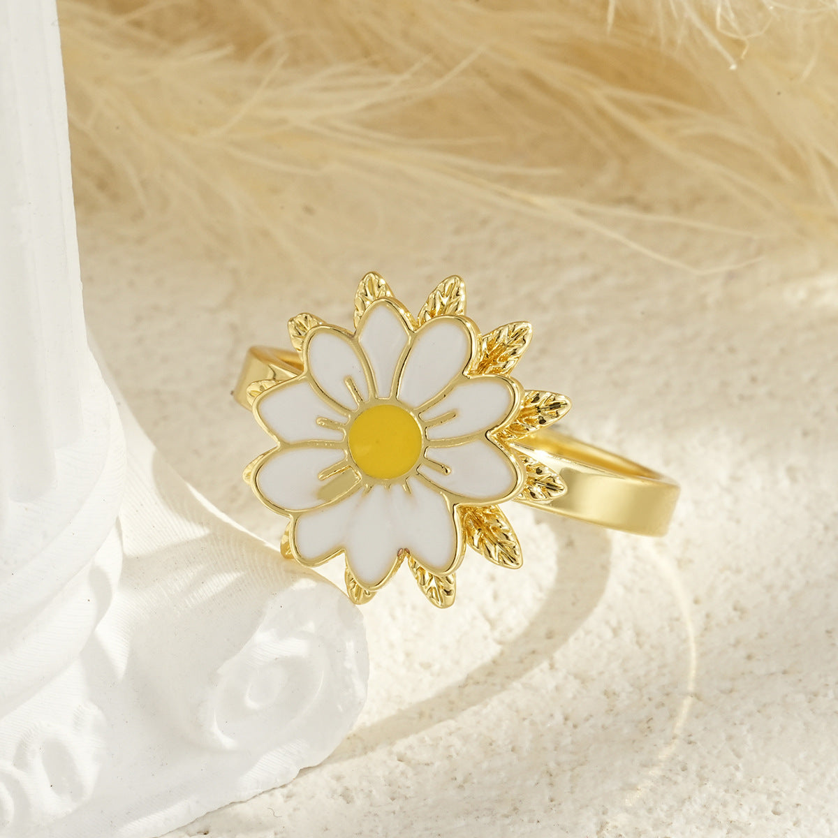 Drehbarer blumenförmiger vergoldeter Ring