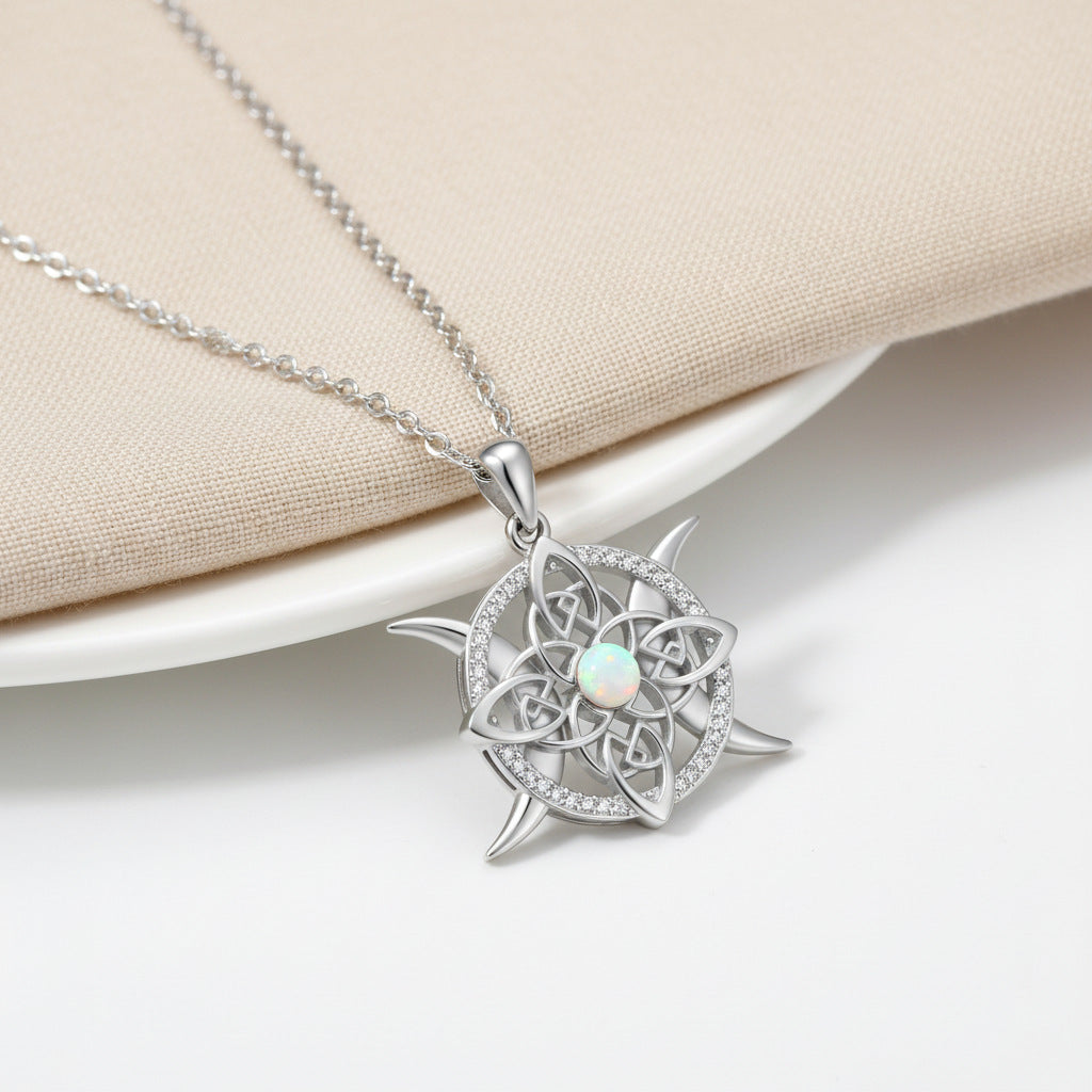 Opalbesetzte Diamant-Keltenknoten-Halskette