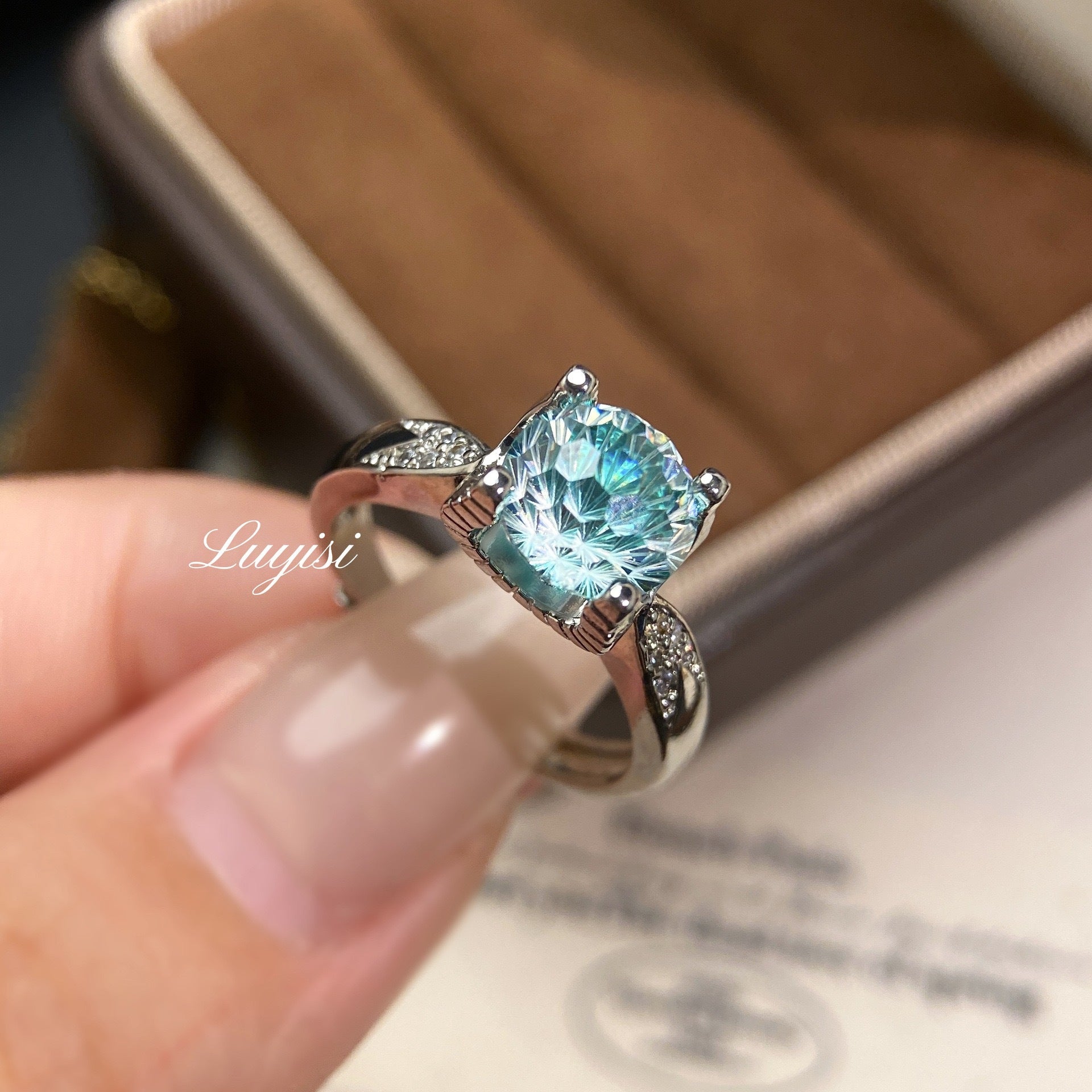 Luxus glänzender Paraiba Feuerwerk Schliff Ring für Frauen, hochkohlenstoffhaltiger Diamant Schwalbenschwanz-Stierkopf-Fassung Verlobungsring