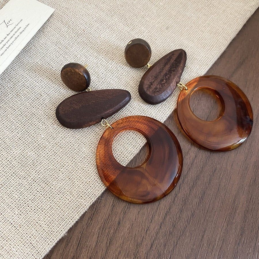 Handgemachte Maillard-Ästhetik-Ohrringe, unregelmäßige quadratische Ohrstecker aus Bernsteinharz mit goldfarbenem Rand, einzigartiger Retro-Knopfschmuck, Geschenk für sie
